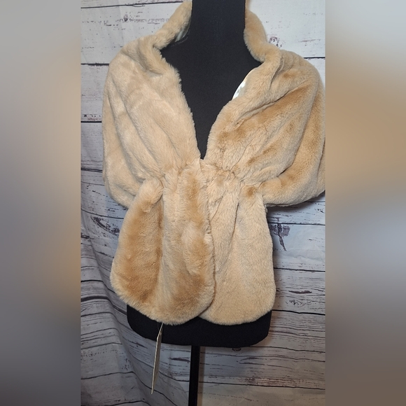 New With Tags Soft Cream Faux Fur Shawl Wrap Shrug Formal Evening Wedding #2053 - Picture 2 of 8